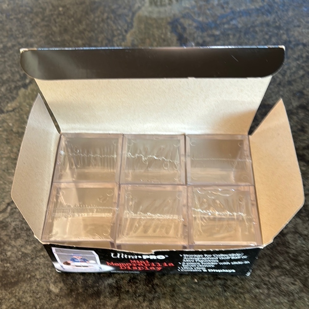Ultra PRO Mini Memorabilia Display - Picture 2 of 4